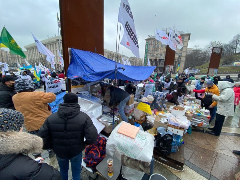 У Києві на Майдані в п'ятницю, 18 грудня, залишаються близько 300 осіб. Протестуючі встановили польову кухню.