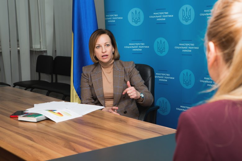 Міністр соцполітики Марина Лазебна в інтерв'ю розповіла, як планує подолати бідність серед людей з інвалідністю, а також, коли в Україні введуть накопичувальну пенсійну систему.