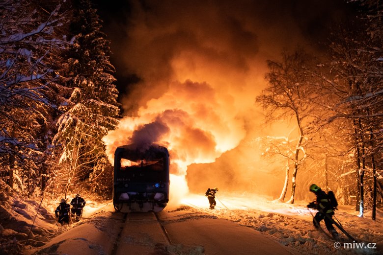 У Чехії сталася пожежа у пасажирському потязі. Пасажири залишили вагони до приїзду рятувальників. Ніхто не постраждав.
