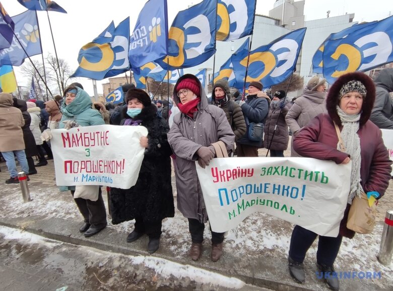 У Києві під Печерським райсудом, де сьогодні обиратимуть запобіжний захід Порошенку, зібралися активісти з плакатами та прапорами. Будівлю охороняє поліція.