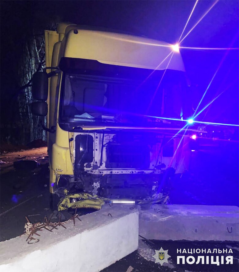 Пьяный водитель грузовика врезался в блокпост на трассе в Хмельницкой области. Погиб военный, двое теробороновцев пострадали.