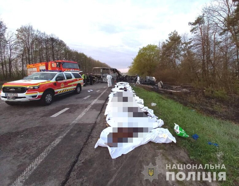 Внаслідок ДТП з бензовозом у Рівненській області загинули 26 осіб – 24 пасажири та двоє водіїв. Ще 12 отримали травми.