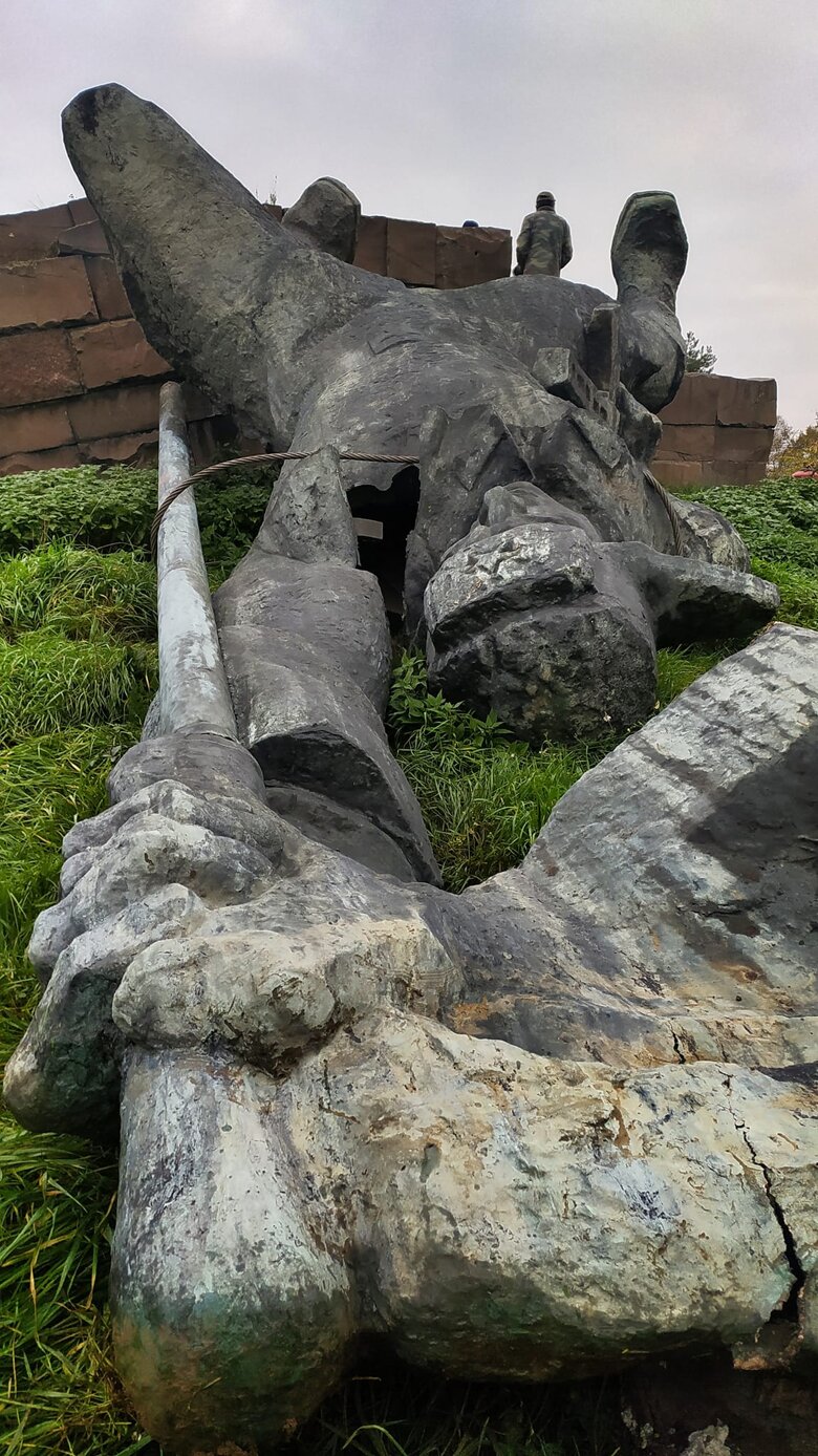 В Ужгороде демонтировали памятник советским воинам. На его месте может появиться памятник в честь украинских героев – закарпатских штурмовиков 128-й бригады.