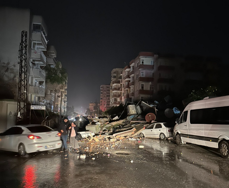 Землетрясение ощущалось и в столице Анкаре и других городах Турции, а также во всем регионе.