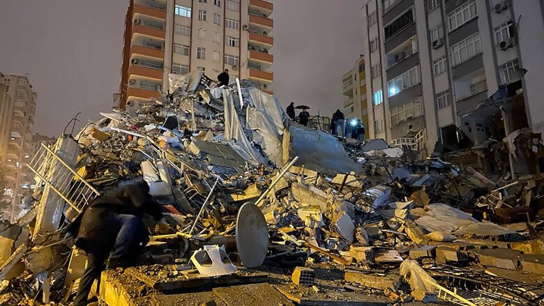 В результате мощного землетрясения на юге Турции и на севере Сирии погибли больше 200 человек, ещё сотни ранены.