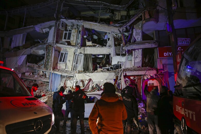 В результате мощного землетрясения на юге Турции и на севере Сирии погибли больше 200 человек, ещё сотни ранены.