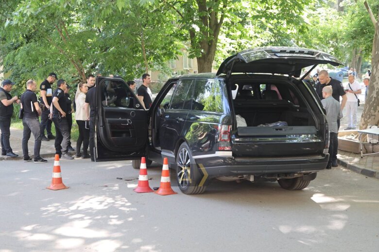 Два человека погибли в результате перестрелки в Одессе. По предварительной информации полиции, причиной стрельбы стал конфликт между находившимися в обоих автомобилях родственниками.