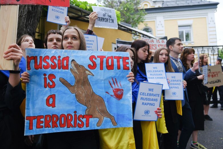 Під представництвом ООН у Києві проходить акція протесту за участю понад сто осіб. Вони скандують слово Useless.