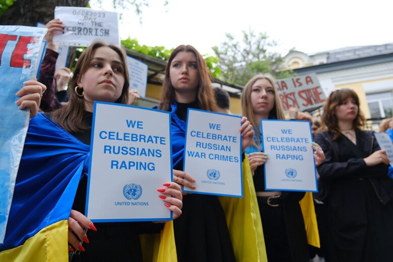 Під представництвом ООН у Києві проходить акція протесту за участю понад сто осіб. Вони скандують слово Useless.