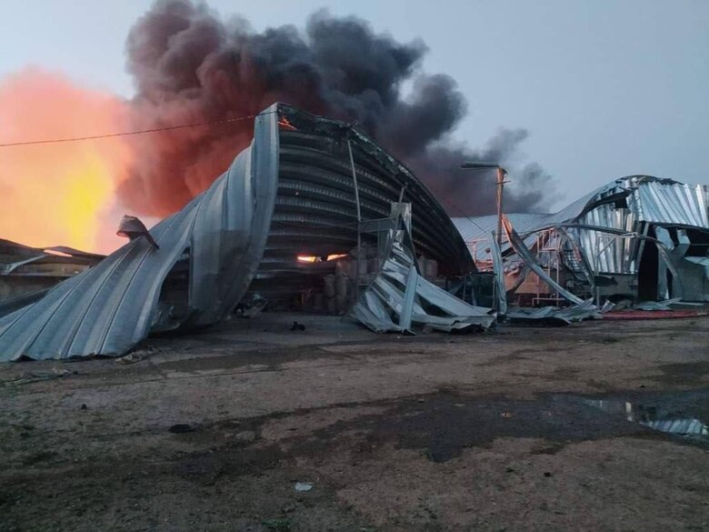 В результате атаки на зернохранилища в Одесской области возник пожар на площади более 200 кв. м, уничтожена сельскохозяйственная и спасательная техника, а также 120 тонн зерна. Фото последствий.