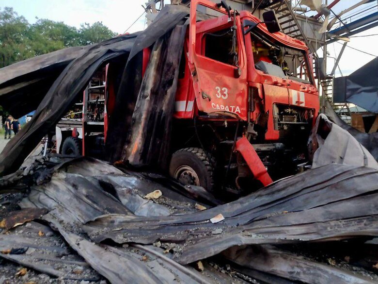 Внаслідок атаки на зерносховища на Одещині виникла пожежа на площі понад 200 кв. м, знищено сільськогосподарську та рятувальну техніку, а також 120 тонн зерна. Фото наслідків.