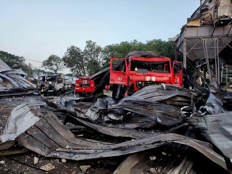 Внаслідок атаки на зерносховища на Одещині виникла пожежа на площі понад 200 кв. м, знищено сільськогосподарську та рятувальну техніку, а також 120 тонн зерна. Фото наслідків.