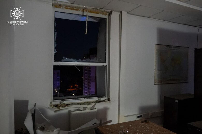 Наслідки нічної атаки на Київ показали у ДСНС – у Солом'янському районі внаслідок падіння уламків дронів пошкоджено фасад адміністративної будівлі.