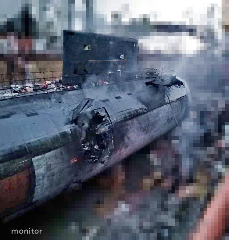 Проект Conflict Intelligence Team обнародовал фото поврежденной в Севастополе российской подлодки Ростов-на-Дону. Судя по фото, субмарина получила два удара.