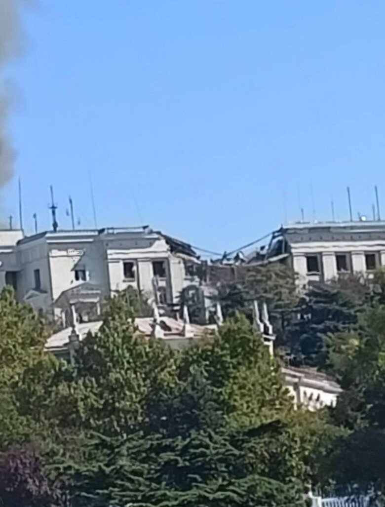 З'явилися фото та відео з місця ракетного удару по штабу Чорноморського флоту росії в окупованому Севастополі.