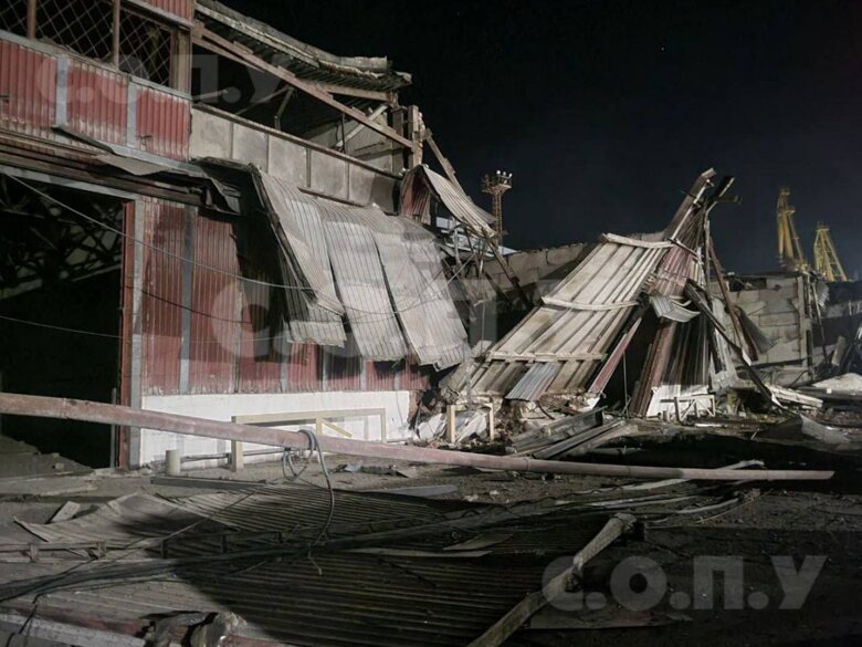 Фото наслідків удару по Одесі та області. Пошкоджено припортову інфраструктуру, морський вокзал, готель, зерносховище.
