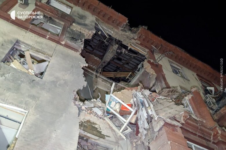 З'явилися фото та відео з місця ракетного удару по житловому будинку у Запоріжжі. Аварійно-рятувальні роботи продовжуються.