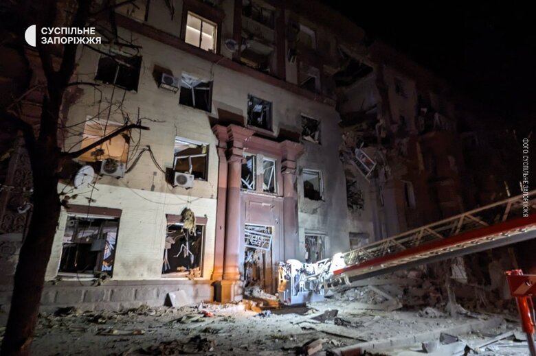 Появились фото и видео с места ракетного удара по жилому дому в Запорожье. Аварийно-спасательные работы продолжаются.