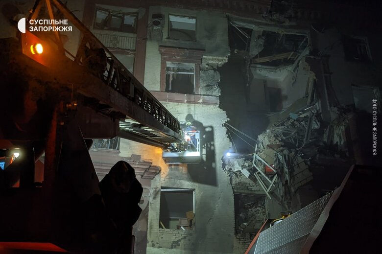 Появились фото и видео с места ракетного удара по жилому дому в Запорожье. Аварийно-спасательные работы продолжаются.