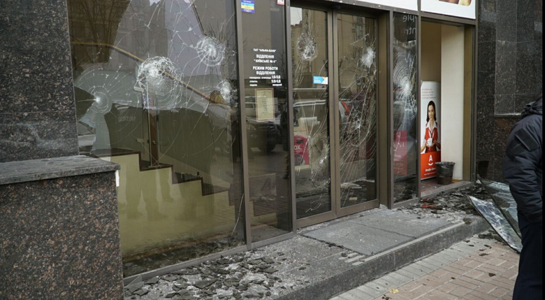 Активисты ОУН, принимавших участие в вече на Майдане, забросали камнями витрины российских банков – Сбербанка России и Альфа-банка
