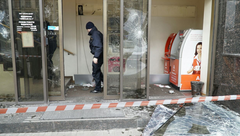 Активисты ОУН, принимавших участие в вече на Майдане, забросали камнями витрины российских банков – Сбербанка России и Альфа-банка