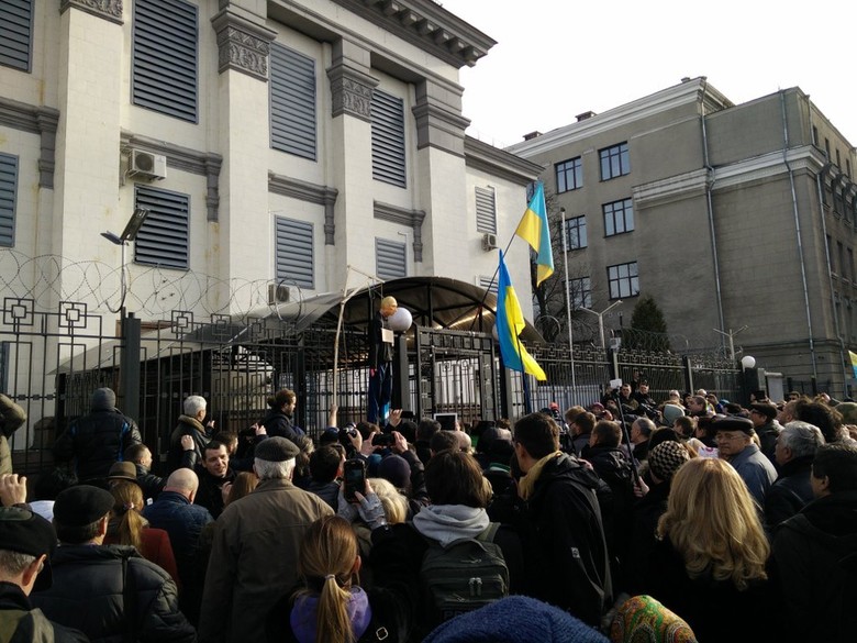 Скандируя «Надежде свободу!» активисты закидали яйцами посольство Российской Федерации в Киеве.