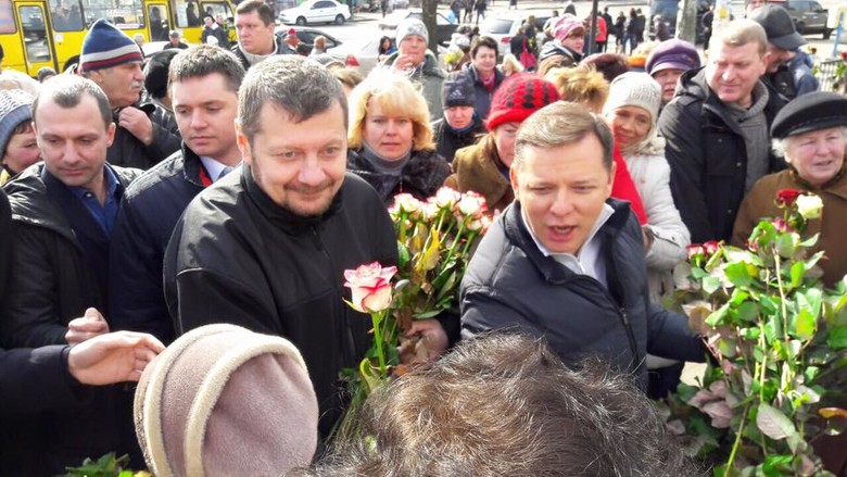 Одними из первых с 8 марта женщин поздравили Президент Петр Порошенко и премьер-министр Арсений Яценюк.