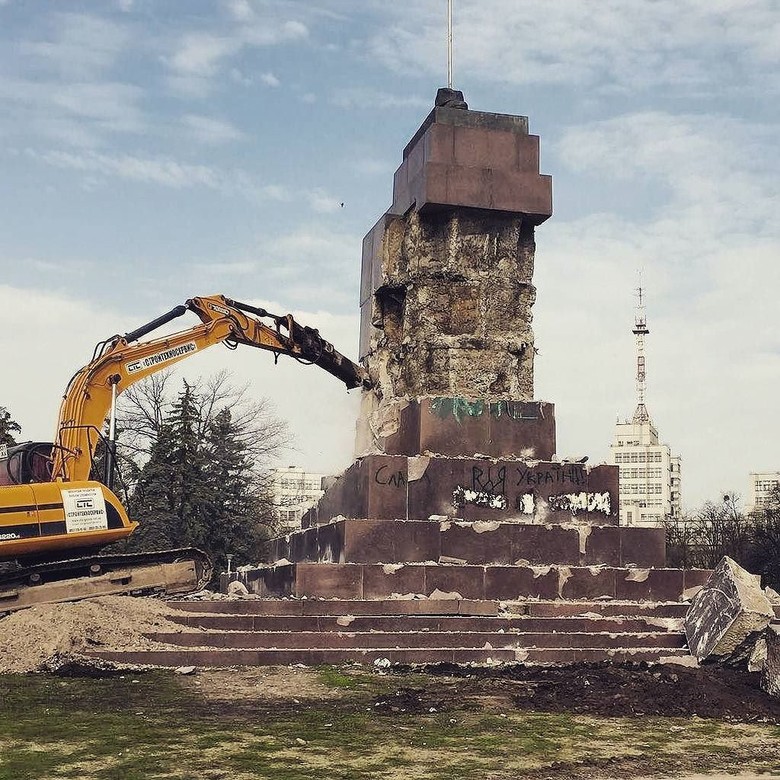 В Харькове на площади Свободы коммунальные службы начали демонтаж постамента памятника Ленину, который был одним из крупнейших в Украине.