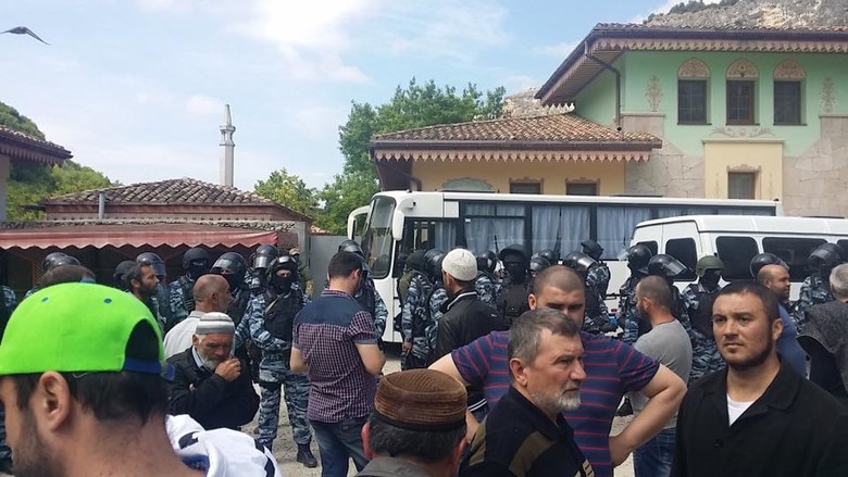 В сети Интернет появились фотографии обыска вооруженными российскими силовиками крымских татар в Бахчисарае.