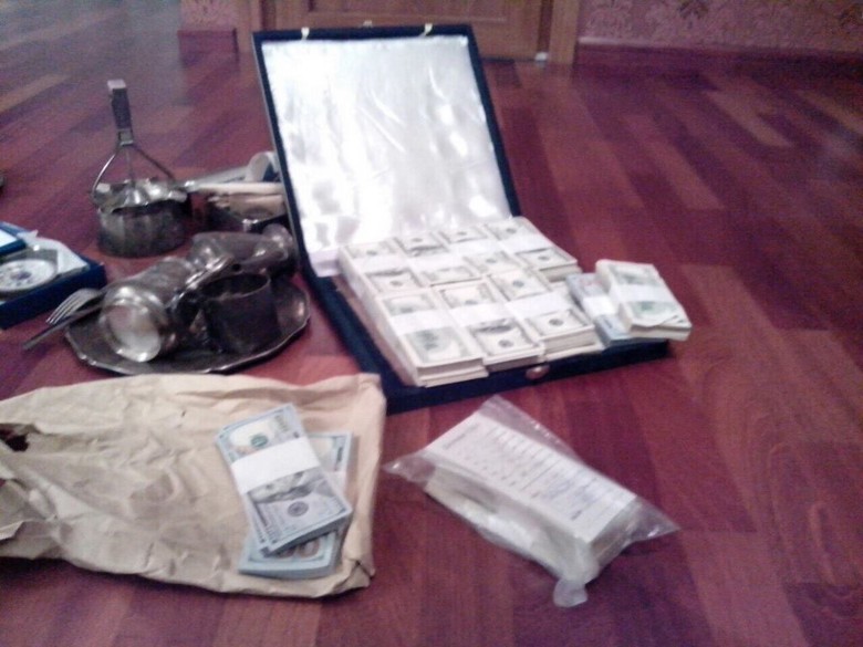 Під час обшуків у маєтку першого заступника голови Миколаївської ОДА співробітники СБУ знайшли чимало валюти та дорогоцінностей.