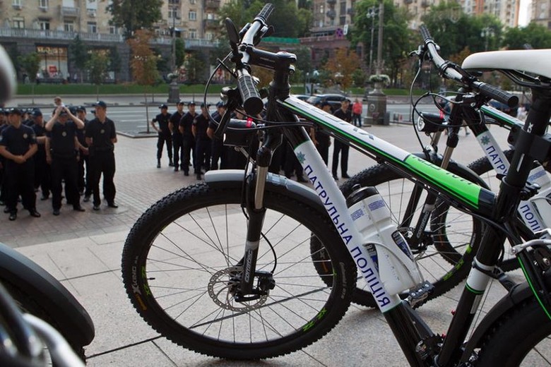 100 велосипедов со снаряжением передал сегодня патрульной полиции Киева городской голова столицы Виталий Кличко, тем самым выполнив свое обещание.