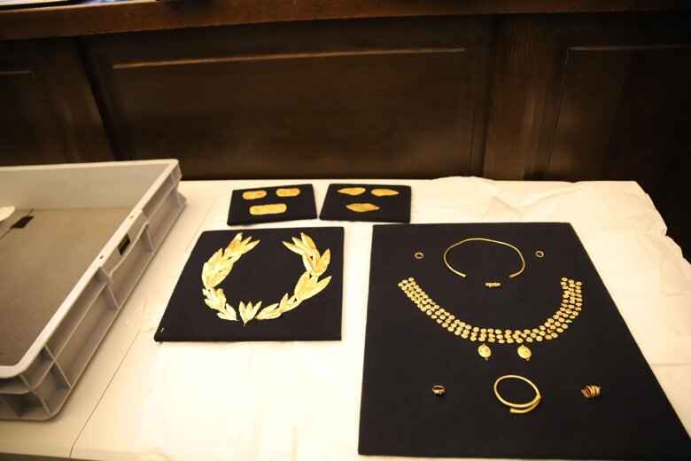 В киевском музее представили отдельные артефакты коллекции скифского золота, которую вчера вернули в Украину