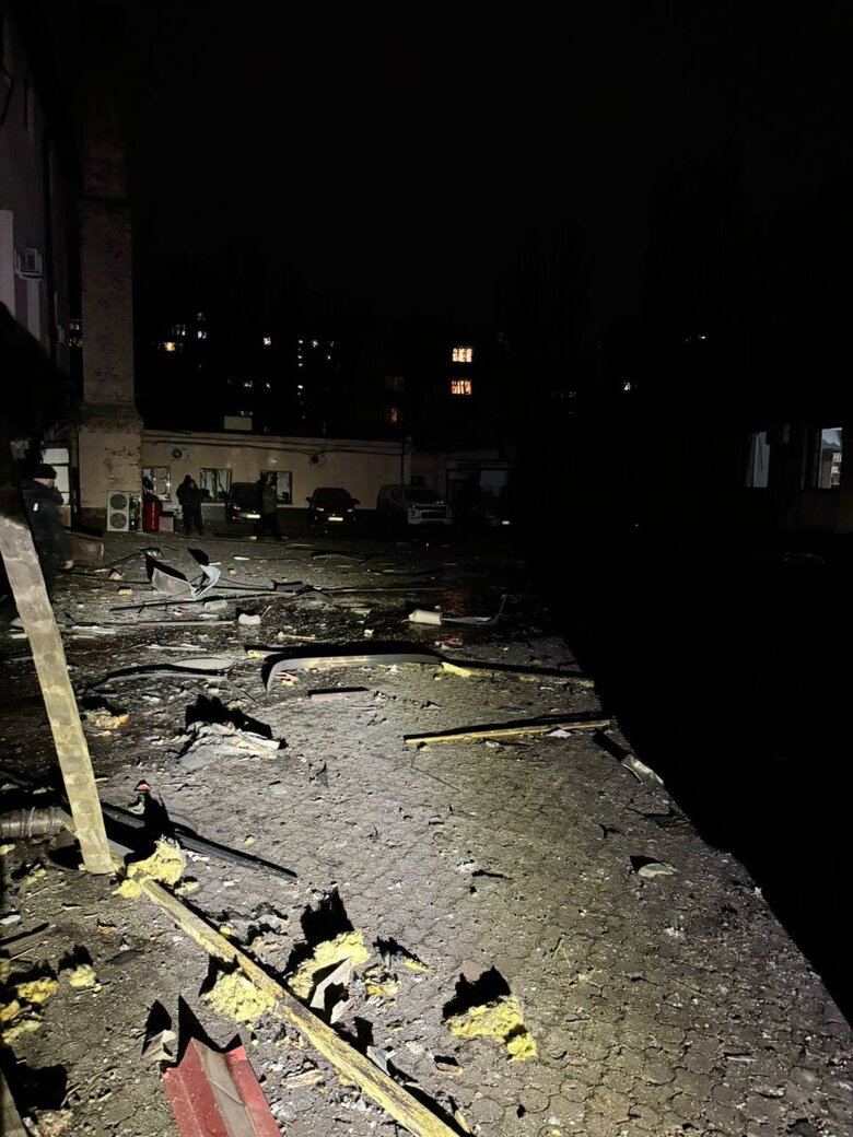 Внаслідок двох атак дронами на Одесу постраждали шестеро людей. Пошкоджено житлові будівлі та складське приміщення, горіли автомобілі.