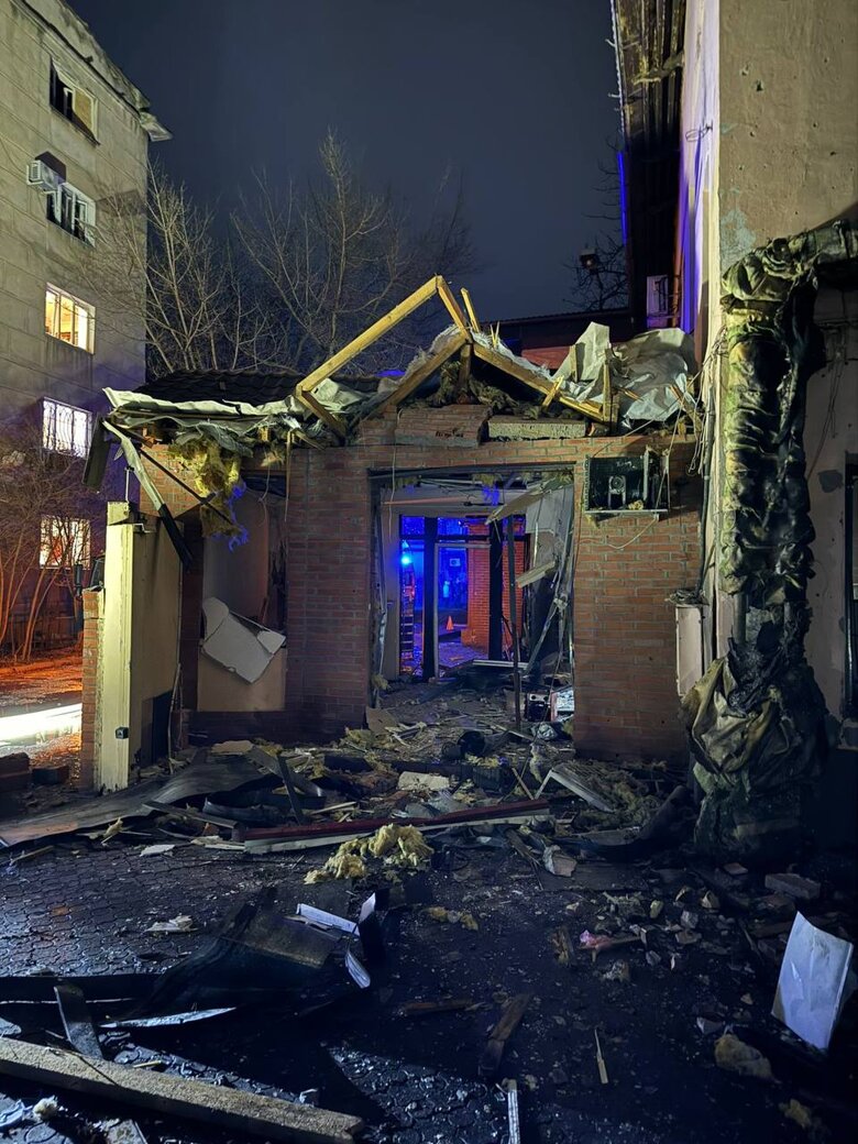 В результате двух атак дронами на Одессу пострадали шесть человек. Повреждены жилые здания и складское помещение, горели автомобили.