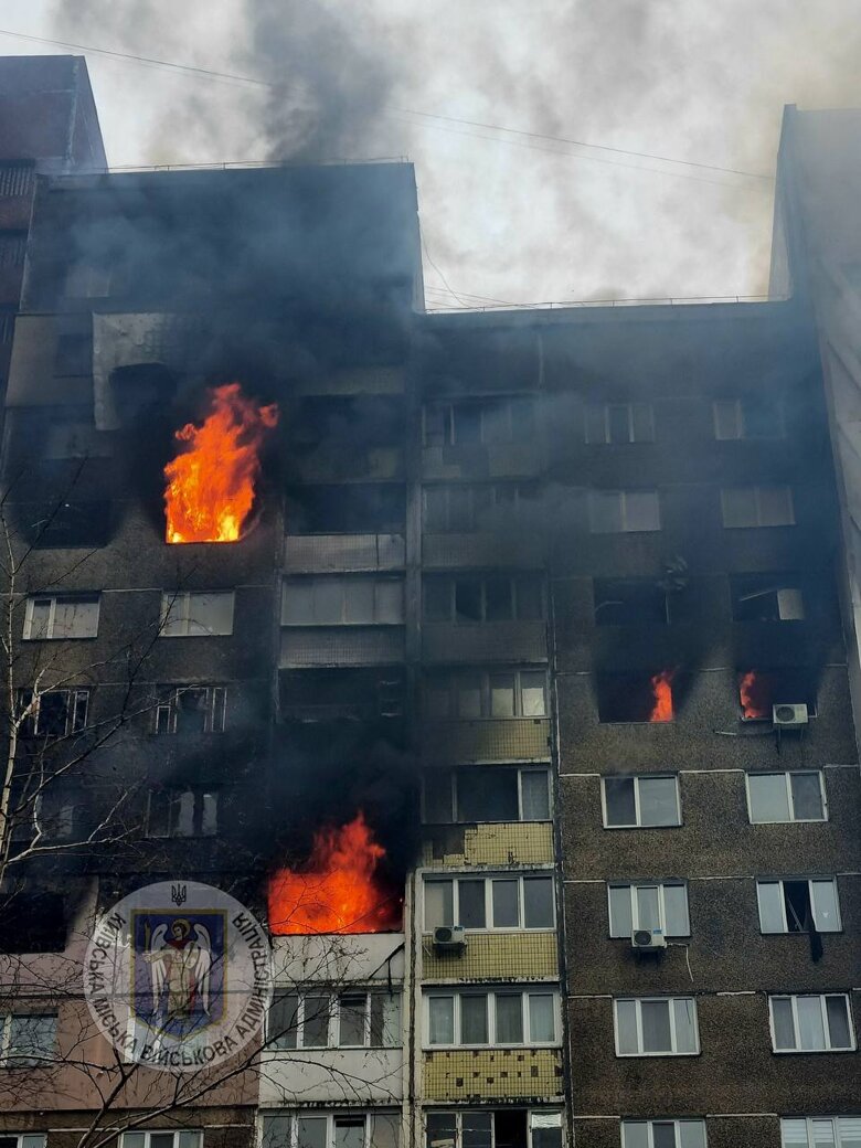 У Києві 3 загиблих та 21 поранений внаслідок ракетної атаки. Фото наслідків ранкових ударів по місту.