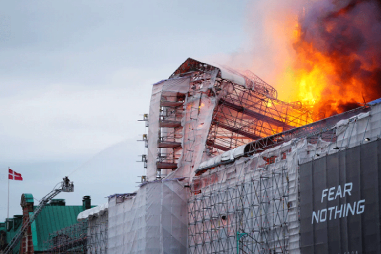 В историческом здании фондовой биржи в Копенгагене вспыхнул пожар, который охватил ее культовый шпиль в виде драконьих хвостов. Он упал.