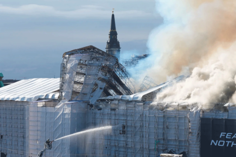 В історичній будівлі фондової біржі в Копенгагені спалахнула пожежа, яка охопила її культовий шпиль у вигляді драконячих хвостів. Він впав.