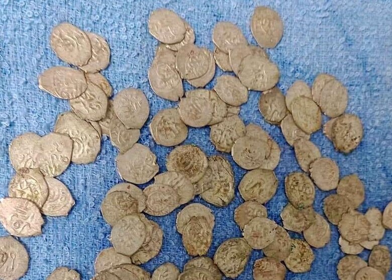В земле в маленьком кувшине было 140 серебряных монет. Их чеканили в Крыму ещё в 1480-х годах.