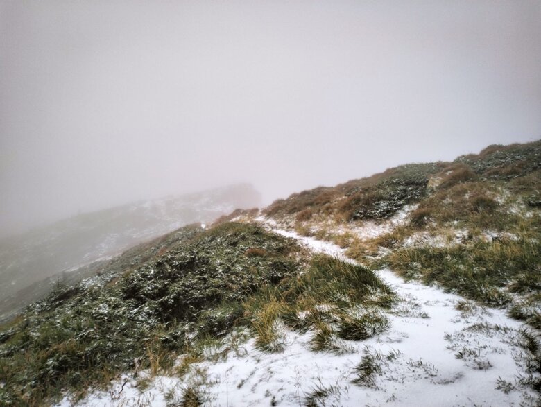 Сніг в Карпатах випав 24 серпня У неділю, 24 серпня, на горі Піп Іван у Карпатах та в урочищі Заросляк біля Говерли випав перший сніг.