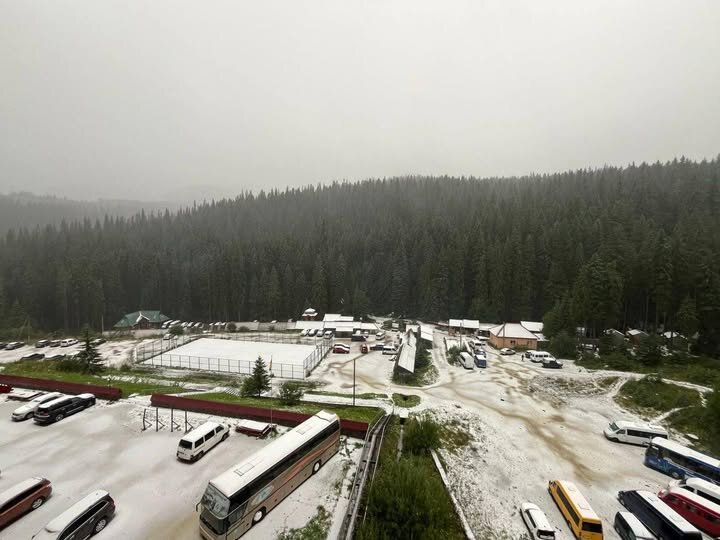 Сніг в Карпатах випав 24 серпня У неділю, 24 серпня, на горі Піп Іван у Карпатах та в урочищі Заросляк біля Говерли випав перший сніг.