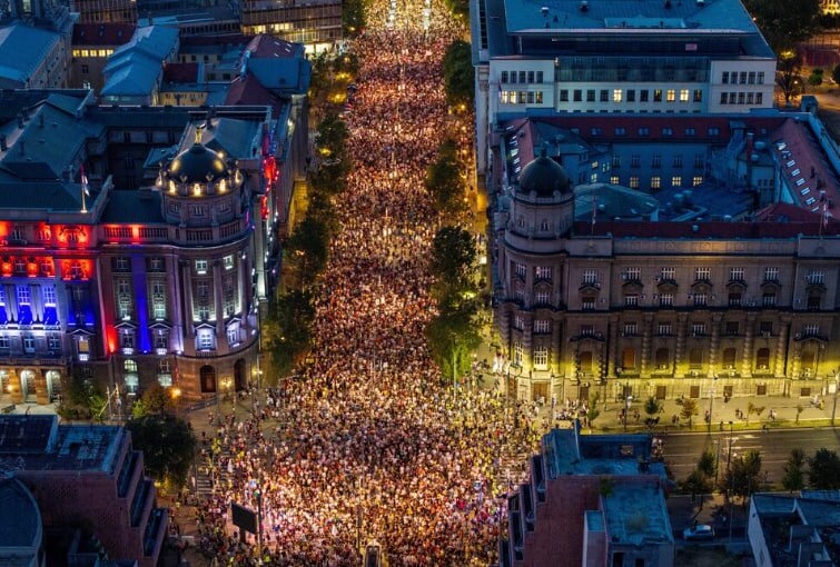 Протести у Сербії – у Белграді десятки тисяч людей вийшли на марш із вимогою дострокових виборів У столиці Сербії відбулася масова акція протесту на згадку про 16 жертв трагедії в Новому Саді. Учасники звинувачують владу в корупції та вимагають дострокових виборів.