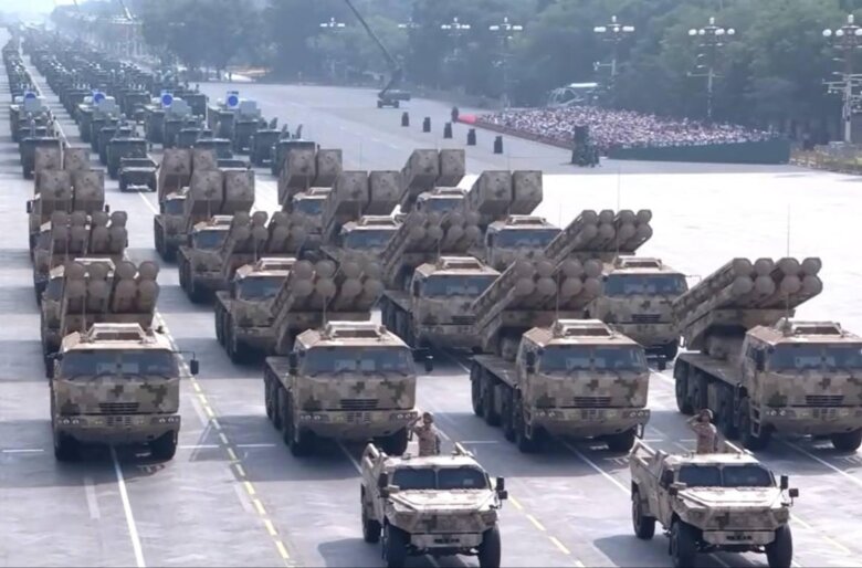 Військовий парад у Китаї – Сі Цзіньпін, путін і Кім Чен Ин уперше з’явилися на публіці разом 3 вересня у Пекіні пройшов масштабний військовий парад. Вперше разом публічно з’явилися Сі Цзіньпін, володимир путін та Кім Чен Ин. Китай показав DF-5C, ядерну тріаду, кібервійська й новітні дрони.