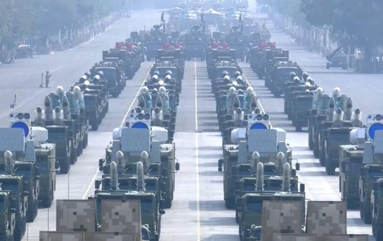 Військовий парад у Китаї – Сі Цзіньпін, путін і Кім Чен Ин уперше з’явилися на публіці разом 3 вересня у Пекіні пройшов масштабний військовий парад. Вперше разом публічно з’явилися Сі Цзіньпін, володимир путін та Кім Чен Ин. Китай показав DF-5C, ядерну тріаду, кібервійська й новітні дрони.