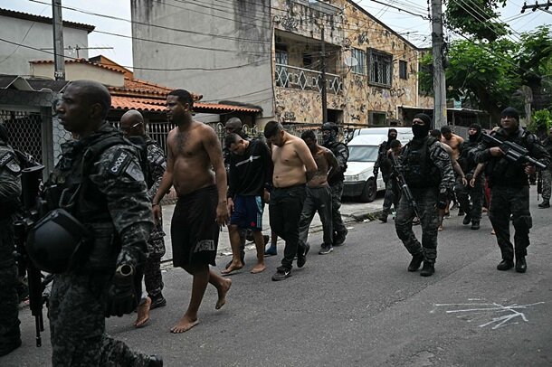 Наркокартелі у Бразилії – У Бразилії спалахнули запеклі бої між урядом і наркокартелями, десятки загиблих У Ріо-де-Жанейро спалахнули запеклі сутички між поліцією та наркокартелями, внаслідок яких загинули щонайменше 64 людини. Це наймасштабніший збройний конфлікт у Бразилії за останні десятиліття.