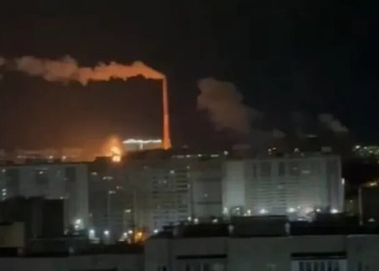 Удары по россии – дроны взорвали ТЭЦ в российском Орле, часть города без света В ночь на 31 октября беспилотники атаковали Орловскую теплоэлектроцентраль. Часть города осталась без света, теплоснабжение ограничено.