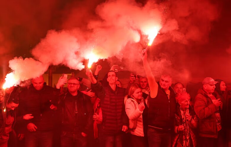 Протесты в Сербии – В Белграде более 10 тысяч сторонников Вучича вышли на проправительственный митинг В столице Сербии Белграде более 10 тысяч сторонников президента Александра Вучича собрались на митинг в поддержку его политики после года антиправительственных протестов.