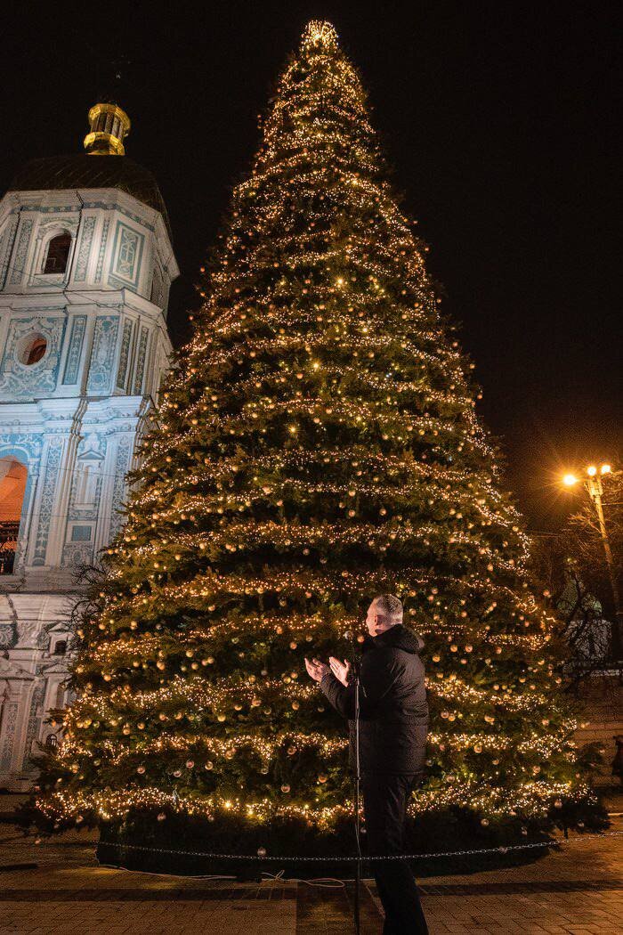 Елка в Киеве 2025 – в столице открыли главную елку страны, ее высота 16 метров В пятницу, 5 декабря, на Софийской площади столицы зажгли огни на главной елке страны. Высота искуственного дерева составляет 16 метров.