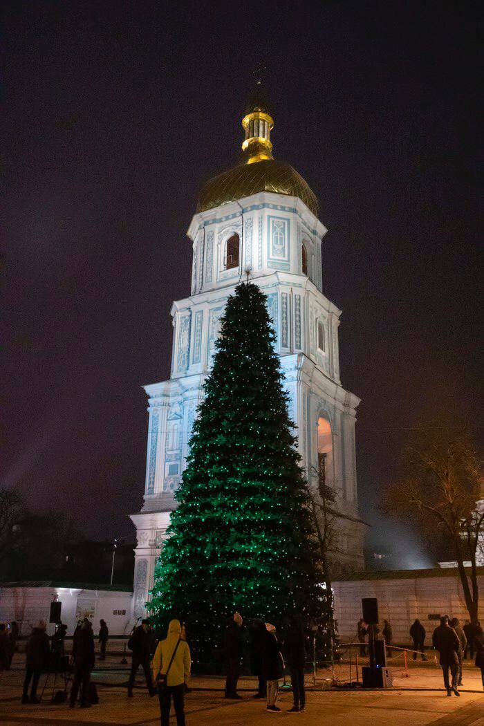 Елка в Киеве 2025 – в столице открыли главную елку страны, ее высота 16 метров В пятницу, 5 декабря, на Софийской площади столицы зажгли огни на главной елке страны. Высота искуственного дерева составляет 16 метров.