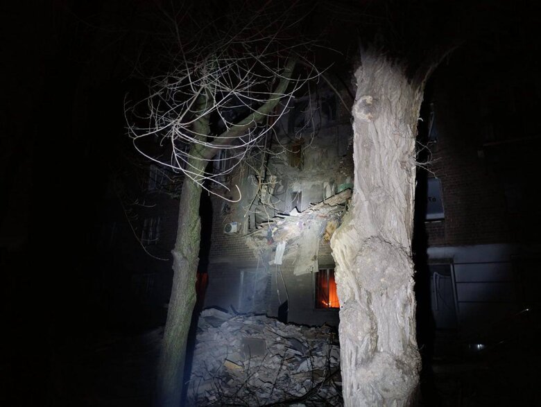 Атака на Кривой Рог – оккупанты ударили баллистикой по многоэтажкам, среди пострадавших есть ребенок В четверг вечером, 8 января, две вражеские ракеты попали в многоквартирные дома в Кривом Роге. В результате российского удара есть раненые, им оказывается помощь.