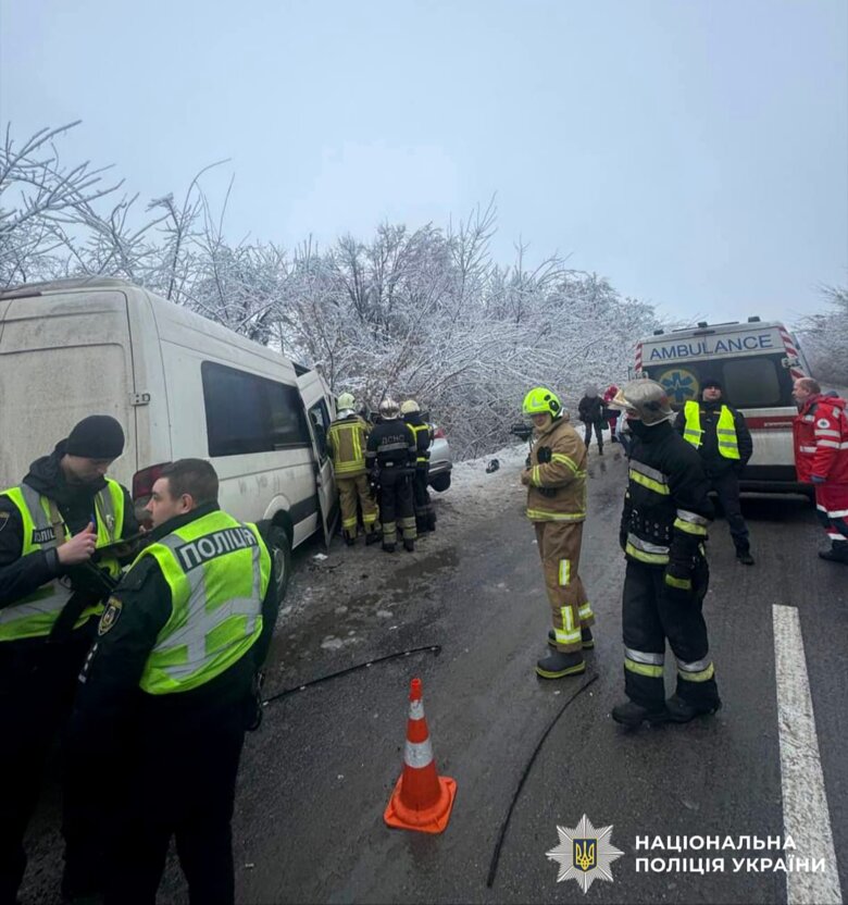 ДТП Київщина – у масштабній ДТП на Київщині загинули двоє людей, ще 7 постраждали На трасі Р-19 у напрямку Фастова сталася аварія за участю маршрутки Mercedes та легковика Hyundai. Двоє людей загинули, щонайменше семеро постраждали.